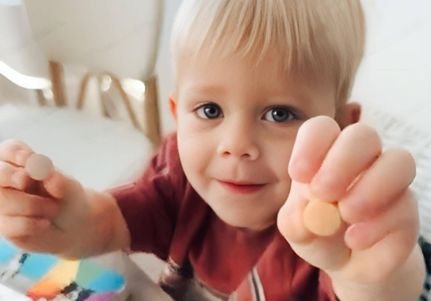 Image 7 -Kind wie es die Gummies in der Hand hat 1