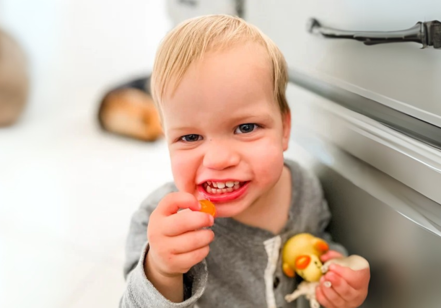Image 7 -Kind wie es die Gummies in der Hand hat 2